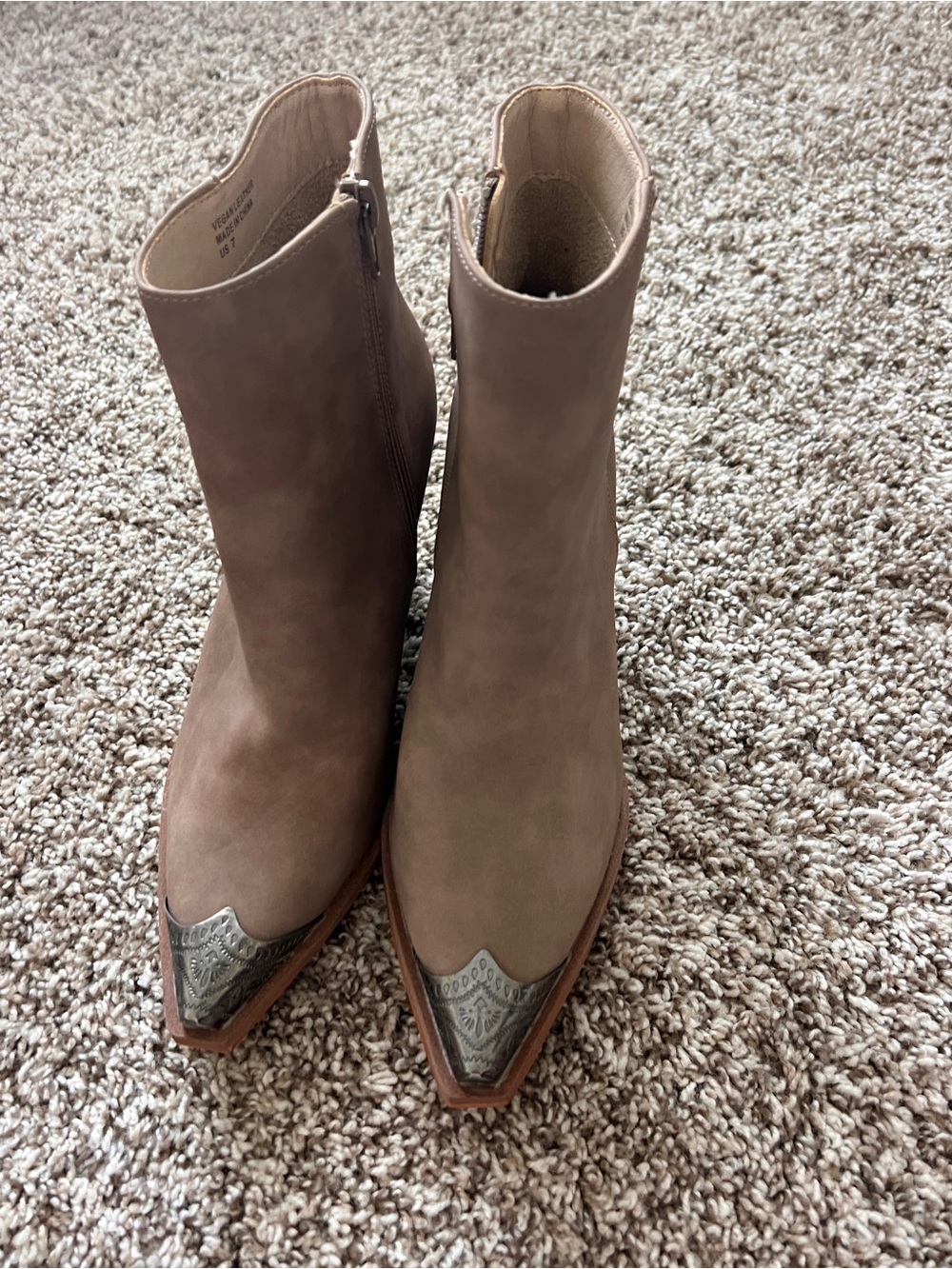 NWOT! Oasis Society Taupe Leather Block Heel Ankle Boots with Metal Toe - Picture 3 of 10